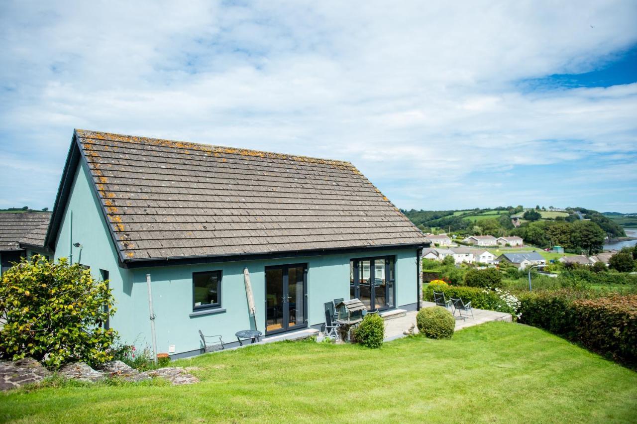 York Lodge- Spacious 3 Bed Bungalow With Wonderful Estuary Views Laugharne Eksteriør billede